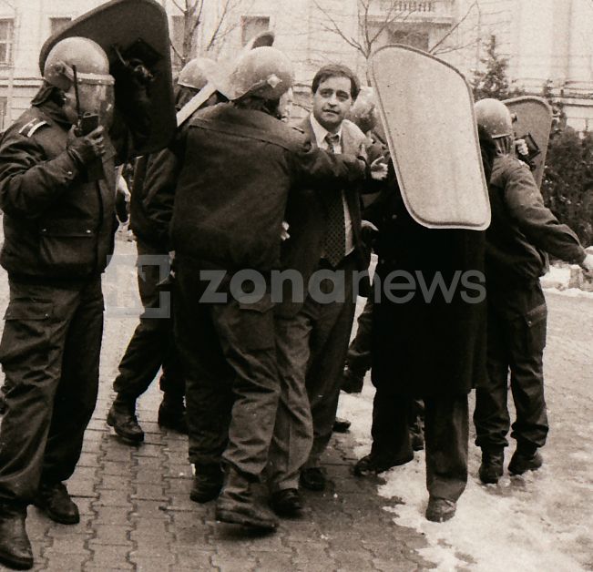 Полицаите пазят Николай Добрев пред НС на 10 януари 1997
